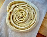 Foto del paso 2 de la receta: Ensaimada hojaldrada de cabello de ángel (en airfryer)