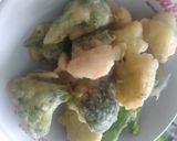 Foto langkah ke 5 dari resep Brokoli dan Kembang Kol Goreng Tepung.
