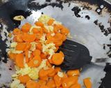 Foto langkah ke 3 dari resep Wortel Tumis Telur.