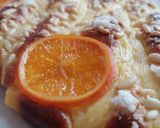 Foto del paso 8 de la receta Coca de Sant Joan 2025 v2: Crema, piñones, naranja confitada y azúcar humedecida en anís