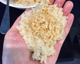 Hình bước làm 2 của món Onigiri với cơm gạo Bắc Hà và chà bông