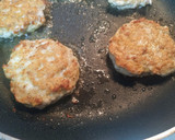 Foto del paso 5 de la receta: Hamburguesas de pollo con salsa de tomate y pimientos