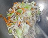 Gambar langkah 6 resipi Yakisoba (Japanese stir fry noodles) by Rina.