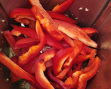 Foto del paso 3 de la receta: Tosta de pimientos con su pilpil y gulas en TMX