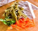 Hình bước làm 4 của món Gỏi Rau Tiến Vua Chả Lụa