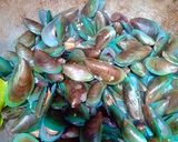 Foto langkah ke 2 dari resep Kerang ijo simple.