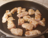 Foto del passaggio 4 della ricetta Persico in salsa agrodolce con uva e scorze d'agrumi