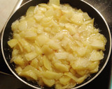 Foto del paso 2 de la receta: Sandwich de tortilla de patatas con salsa brava