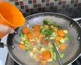 Foto langkah ke 3 dari resep Tumis Brokoli Wortel Telur.