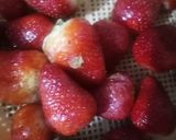 A picture of step 1 of Freeze strawberry.