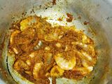 कोळंबी ग्रेव्ही (kolambi gravy recipe in marathi)