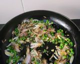 A picture of step 2 of Button Mushroom and Green Peas.