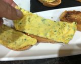 Foto del paso 4 de la receta: Tostadas de gula al ajillo con tortilla de perejil picado