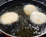 A picture of step 9 of Khasta Matar Kachoris.