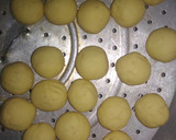 Foto langkah ke 4 dari resep Kue Kering Bola-Bola Coklat No Mixer No Oven.
