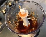 Une image de l'étape 2 de Sauce salade à la moutarde à l'ancienne et ail mariné.