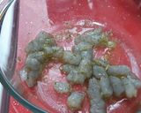 Foto del paso 2 de la receta Envueltos de ensalada de langostinos al ajillo