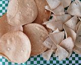 Foto del paso 6 de la receta: Totopos y tostadas de tortilla de maíz