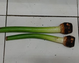 有吃過或是有煮過芋梗(芋懷)的,請舉手。懷念的鄉村料理天氣熱煮這道菜輕鬆又簡單加點醋會比較快煮爛沒煮爛,小心吃了咬喉嚨。的食譜步驟1照片