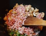 Foto del paso 1 de la receta: Tirabuzones con salsa Scarparo "One pot pasta"