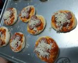 Foto langkah ke 6 dari resep Pizza mini.