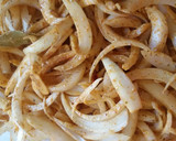Foto del paso 2 de la receta: Cebollas caramelizadas al curry con patatas