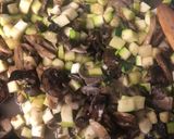 Une image de l'étape 1 de Risotto d’orzo champignon courgettes.
