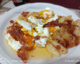 Foto del paso 6 de la receta: Huevos rotos en patatas confitadas picantes y jamón seco