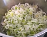 Foto del paso 2 de la receta: Salmón al papillote con puerros y queso feta