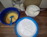 Gluténmentes piskóta-fehércsokis mogyorókrémmel töltve recept fázis 2 fotója