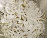 รูปขั้นตอนการทำที่ 2 ของ หอมใหญ่ทอด (Onion Fritters)