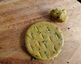 કોથમીર મરચા બિસ્કિટ ભાખરી (Biscuit bhakhri recipe in Gujarati) રેસીપી સ્ટેપ2ફોટો