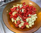 Une image de l'étape 6 de Salade de riz et fèves aux carottes, concombre et tomates.