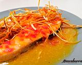 Foto del paso 4 de la receta: Salmón en salsa de naranja con tiras de puerro crujientes