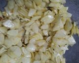 बटाट्याच्या क्रिस्पी काचऱ्या (batatachya crispy kachrya recipe in marathi) रेसिपी स्टेप 3 फोटो 
