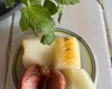 Une image de l'étape 1 de Salade de melon et nectarine à la menthe.
