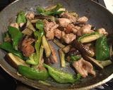 A picture of step 7 of Stir-fried Eggplants & chicken with soy sauce and ginger 🍆🐔.