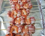 Une image de l'étape 2 de Brochettes de moules et crevettes marinées  au lard.