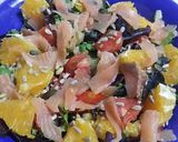 Foto del paso 2 de la receta Ensalada con salmón ahumado, naranja y frutos secos