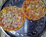 Foto langkah ke 5 dari resep Pizza Teflon Topping Sosis & Baso Goreng.