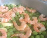 A picture of step 1 of Pea Soup with Shrimp.