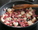 Foto del paso 2 de la receta: Alcachofas con jamón y gambas