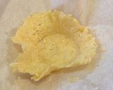 Foto del passaggio 3 della ricetta Cestini di parmigiano ripieni di coppa e carciofi marinati alla julienne