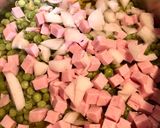 Foto del passaggio 2 della ricetta Tortellini pisellini prosciutto e panna