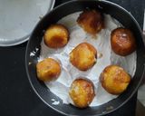 A picture of step 3 of Gulab jamun cheese cake.