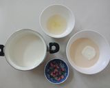 Hình bước làm 1 của món Pudding kem sữa hoa anh đào muối