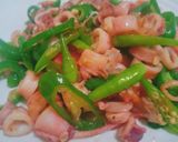 Foto langkah ke 7 dari resep Tumis Cumi Asin Cabai Hijau.