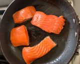 Foto langkah ke 2 dari resep Honey Garlic Salmon.