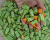 Foto langkah ke 1 dari resep Oseng buncis ayam wortel.