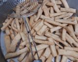 સ્વીટ ફિંગર્સ મઠરી (Sweet Fingers Mathri Recipe In Gujarati) રેસીપી સ્ટેપ2ફોટો